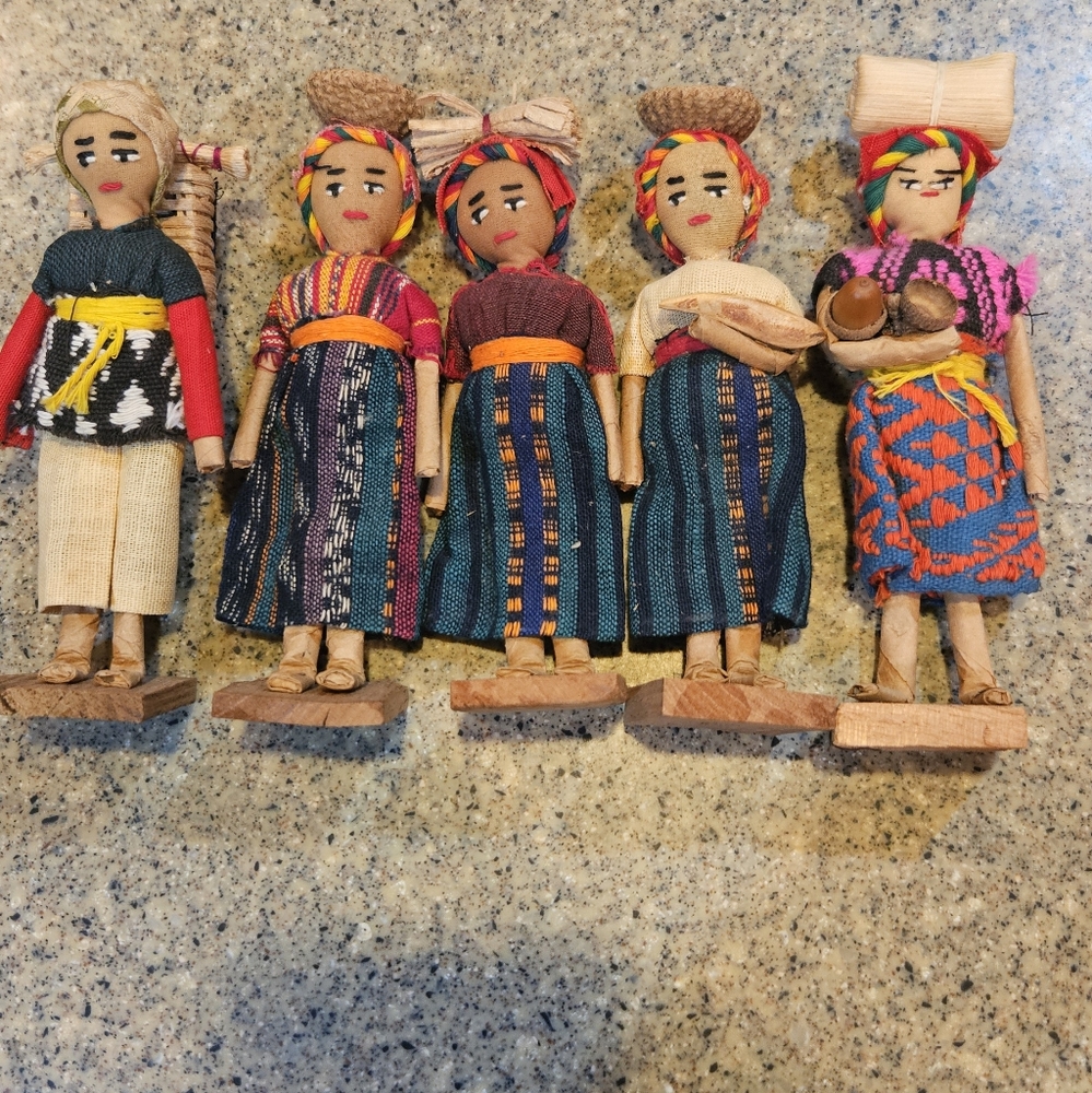 5 ethnic dolls